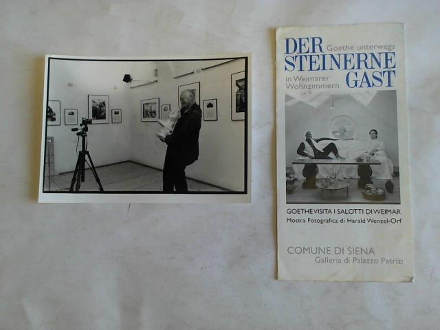 Original Fotographie 17,7 cm x 12,1 cm, rückwärtig von H. Wenzel-Orf signiert. Dazu eine signierte Einladungskarte für die Ausstellung in Siena 'Der Steinerne Gast. Goethe unterwegs in Weimarer Wohnzimmern. Goethe Visita i Salotti di Weimar. Mortedi 19 Ottobre, ore 1800. Signiert am 20.10.(19)99'