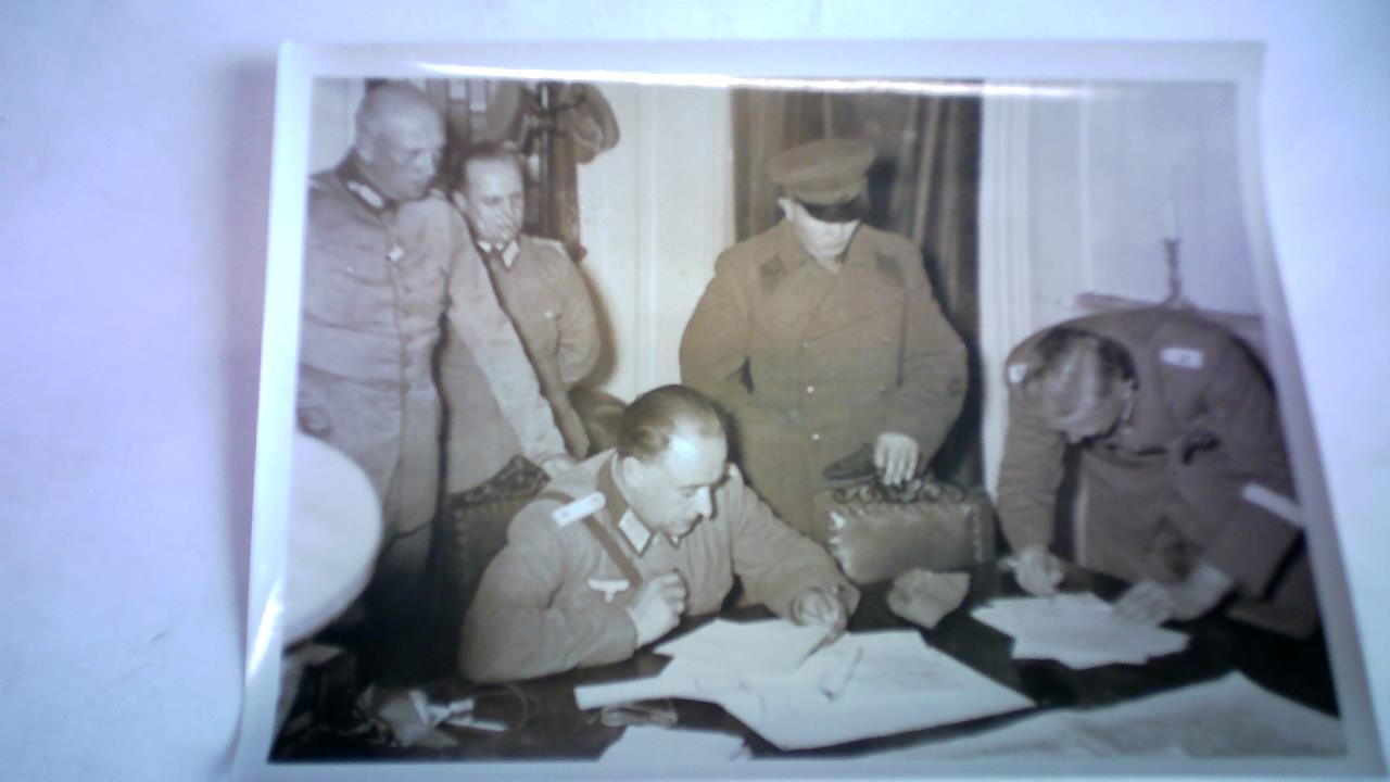 Hoffmann, Heinrich (12. September 1885 in Frth - 16. Dezember 1957 in Mnchen) - Begegnung zwischen Deutschen und Russischen Offizieren in Bialystock. Original Pressefotografie (12,8 cm x 18 cm)