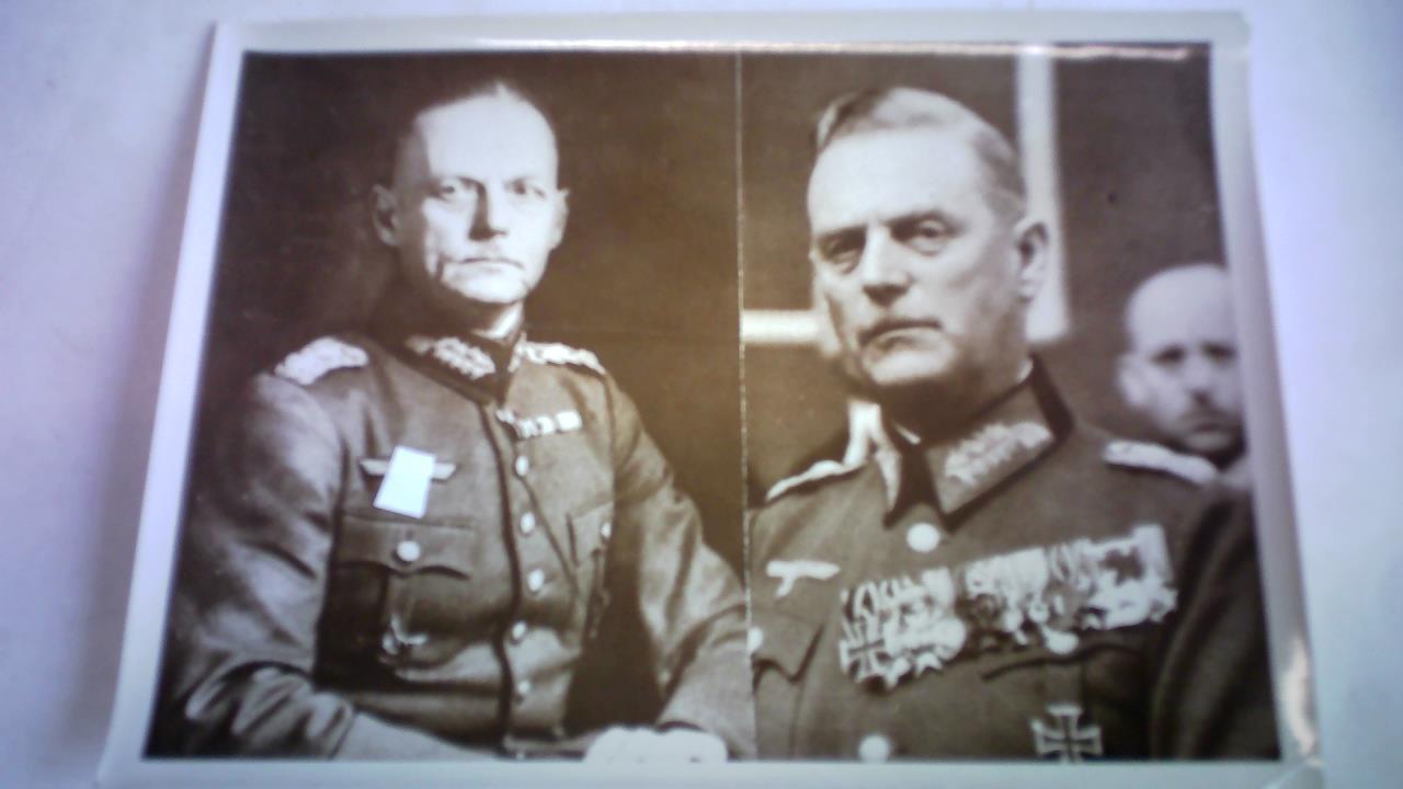 Hoffmann, Heinrich (12. September 1885 in Frth - 16. Dezember 1957 in Mnchen) - Der Chef des Oberkommandos der Wehrmacht, Generaloberst Keitel und Generaloberst v. Rundstedt. Original Pressefotografie (12,8 cm x 18 cm)