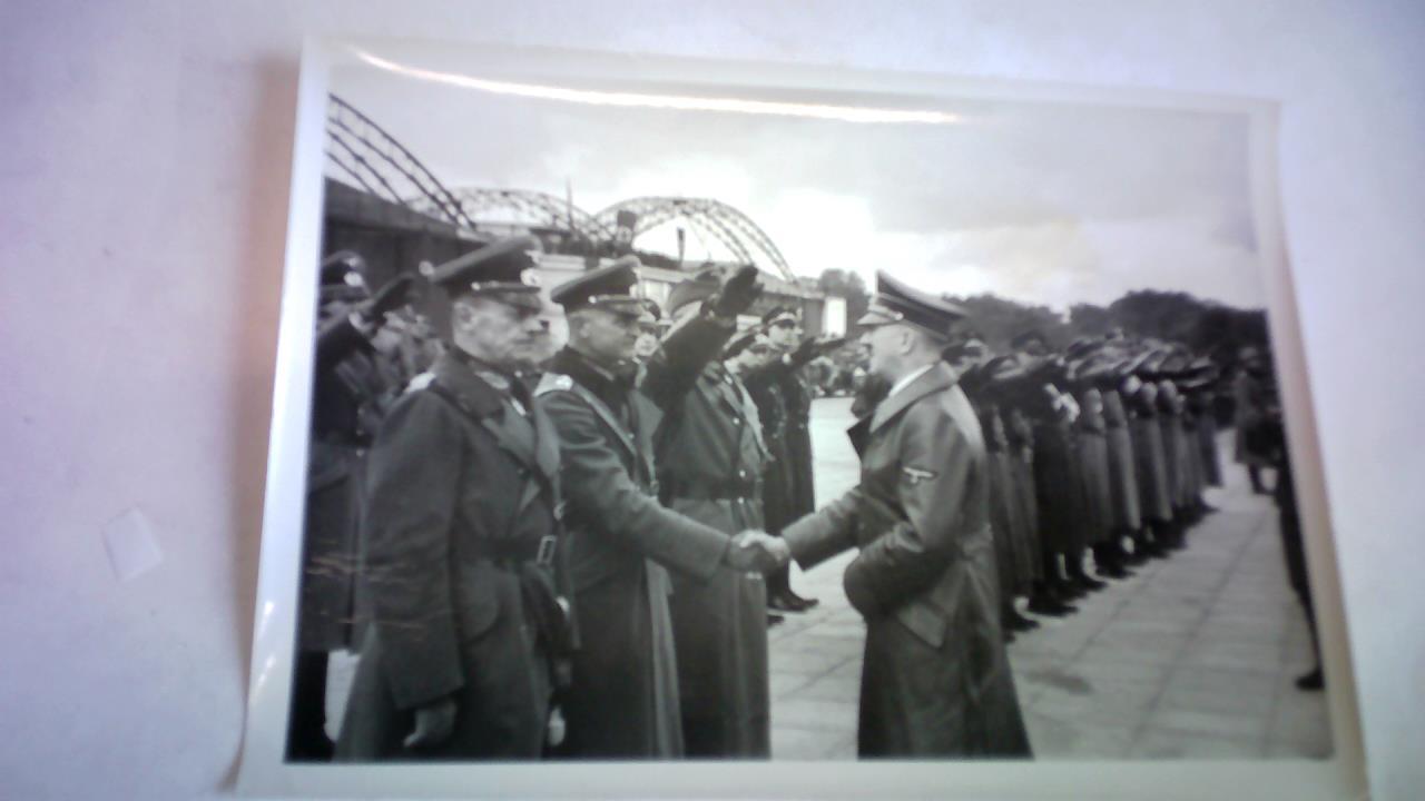 Hoffmann, Heinrich (12. September 1885 in Frth - 16. Dezember 1957 in Mnchen) - Der Fhrer begrsst nach seiner Ankunft auf dem Warschauer Flugplatz die Generalobersten v. Rundstedt, v. Blaskowitz und v. Reichenau. Original Pressefotografie (12,8 cm x 18 cm)