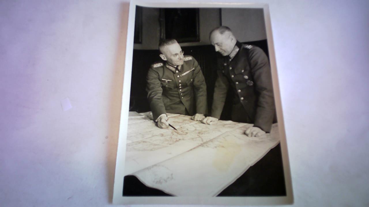 Hoffmann, Heinrich (12. September 1885 in Frth - 16. Dezember 1957 in Mnchen) - Der Leiter der gesamten Operationen des Heeres in Polen Generaloberst v. Brauchitsch mit seinem Generalstabschef, General der Artillerie Halder. Original Pressefotografie (12,8 cm x 18 cm)
