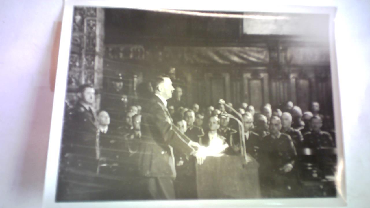 Hoffmann, Heinrich (12. September 1885 in Frth - 16. Dezember 1957 in Mnchen) - Der Fhrer bei seiner grossen Rede in Danzig. Original Pressefotografie (12,8 cm x 18 cm)