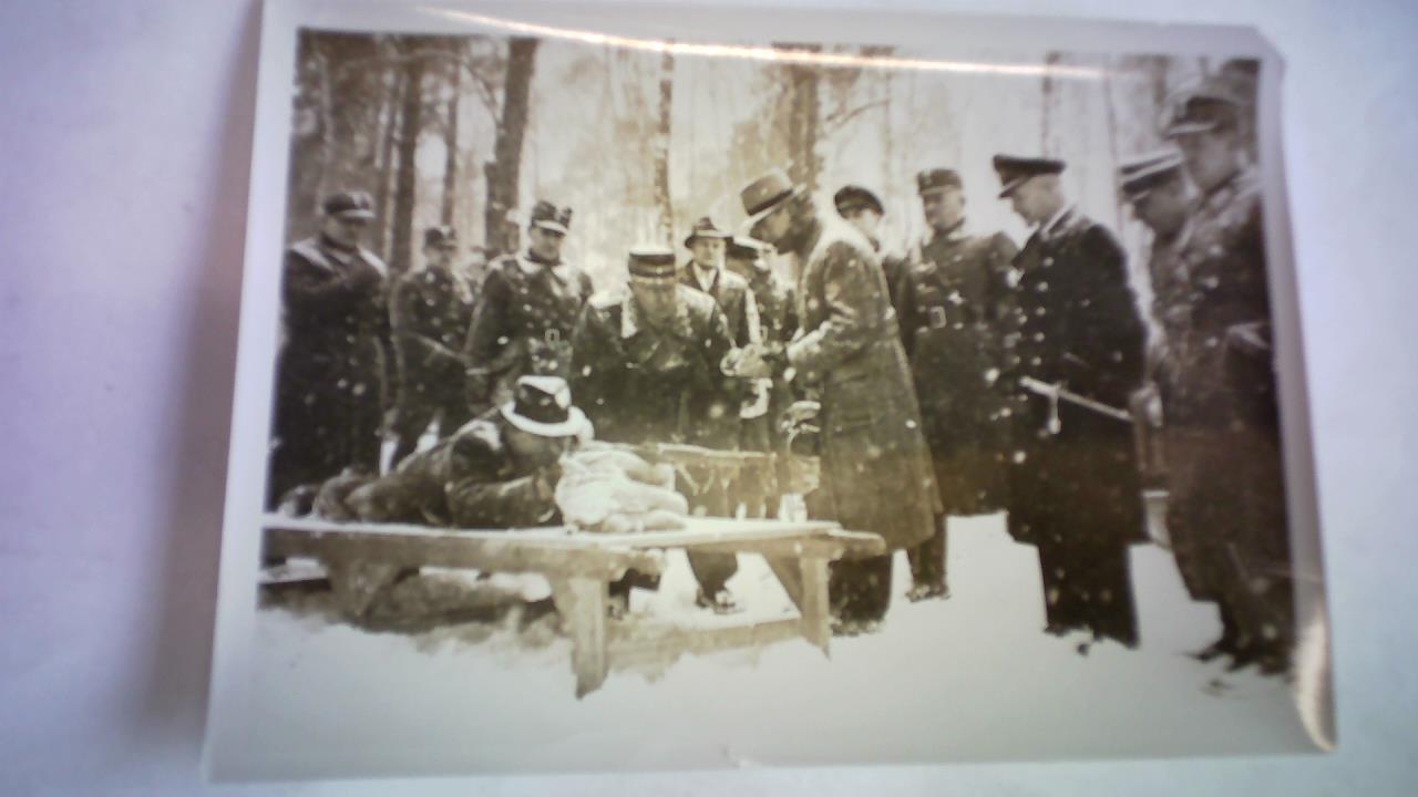 Hoffmann, Heinrich (12. September 1885 in Frth - 16. Dezember 1957 in Mnchen) - Stabschef Lutze besichtigt eine Muster-Wehrmannschaft. Original Pressefotografie (12,8 cm x 18 cm)