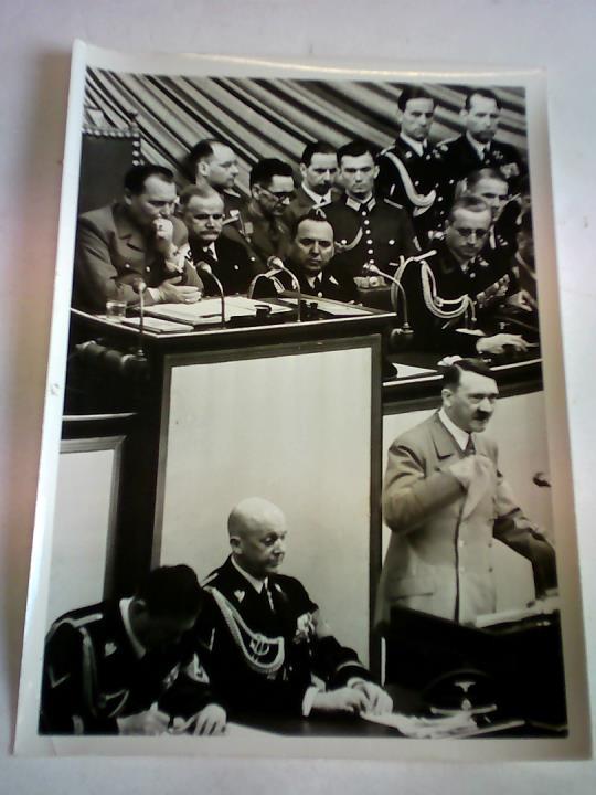 Hoffmann, Heinrich (12. September 1885 in Frth - 16. Dezember 1957 in Mnchen) - Die Reichstagssitzung vom 28. April 1939. Eine Ausdrucksstudie des Fhrers whrend seiner grossen Rede. Original Pressefotografie (12,8 cm x 18 cm)