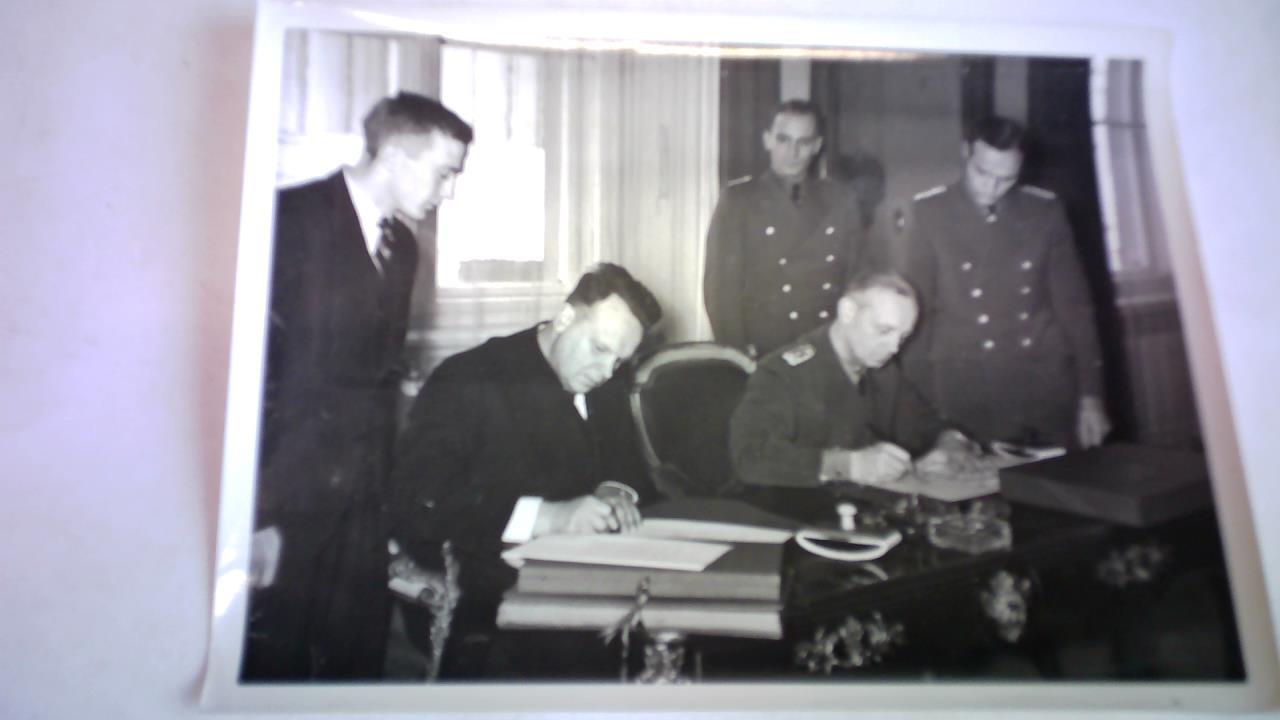 Hoffmann, Heinrich (12. September 1885 in Frth - 16. Dezember 1957 in Mnchen) - Der Austausch der Ratifikationsurkunden zum Deutsch-Russischen Grenz- und Freundschaftsvertrag. Original Pressefotografie (12,8 cm x 18 cm)
