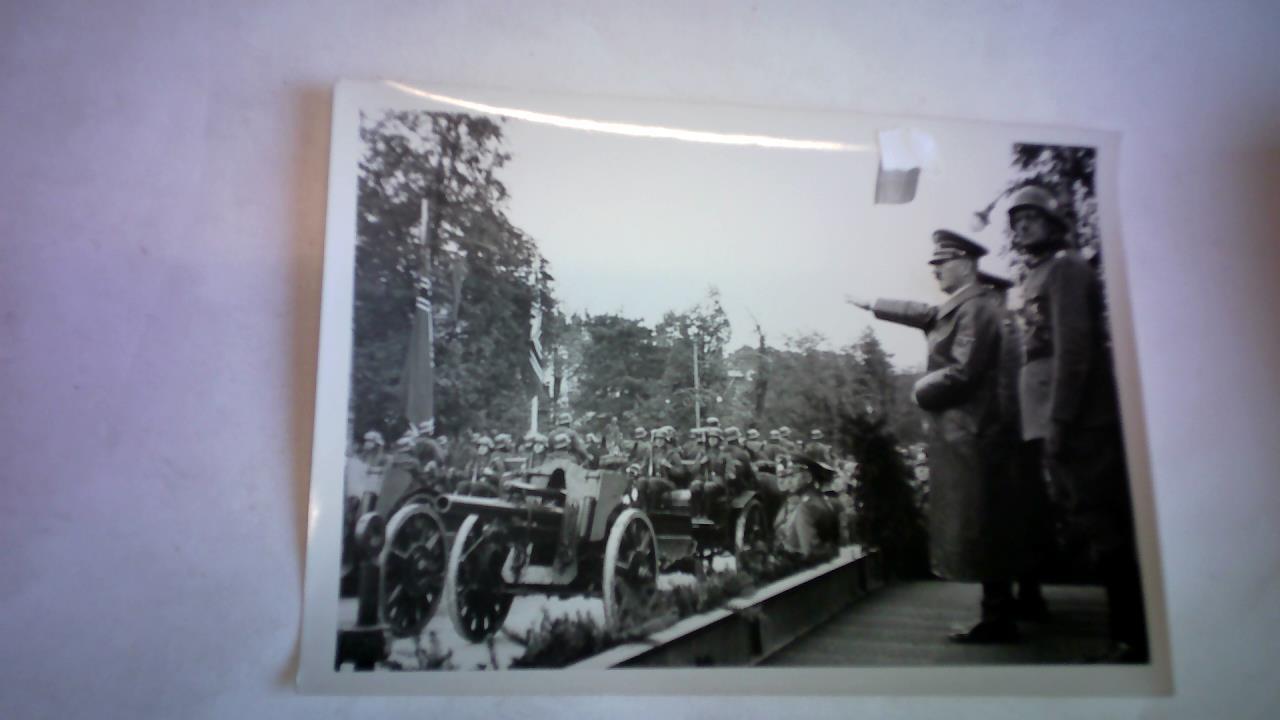 Hoffmann, Heinrich (12. September 1885 in Frth - 16. Dezember 1957 in Mnchen) - Der Fhrer bei seinen Truppen in Warschau. Original Pressefotografie (12,8 cm x 18 cm)
