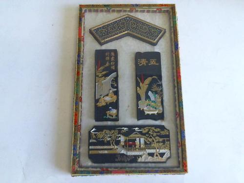 (Chinesische Kalligraphie) - Reibetusche / Stangentusche. 4 dekorative Tuschsteine mit aufwendiger Gold- und Farbverzierung in original Schatulle mit Glasdeckel