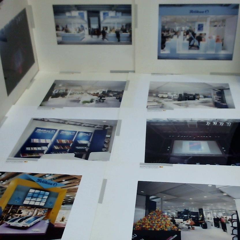 10 Pressefotos auf kartonierte Tafeln gezogen