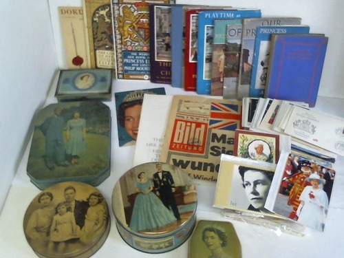 Englisches Knigshaus / Royal Family - Sammlung von 361 Ansichtskarten, 11 Bcher, Dokument, Speisekarte, Zeitung sowie 5 Dosen mit Fotos der Familie. Sammelstcke aus ca. 1910 bis 1990