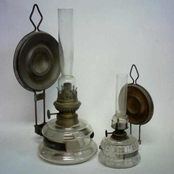 (Petroleum-Lampe) - 2 llampen mit Glaskrper und Glaseinsatz sowie Metallhalterung und Metallspiegel, zum an die Wand hngen