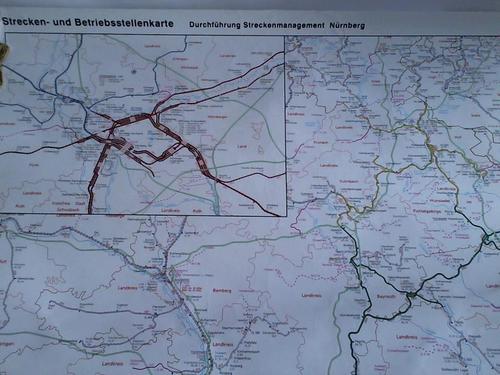 Deutsche Bundesbahn Nrnberg (Hrsg.) - Strecken- und Betriebsstellenkarte. Durchfhrung Streckenmanagement Nrnberg Ausgabe mit Netzbezirken mit stillgelegten Strecken (nur fr DB Netz). Mai 2002