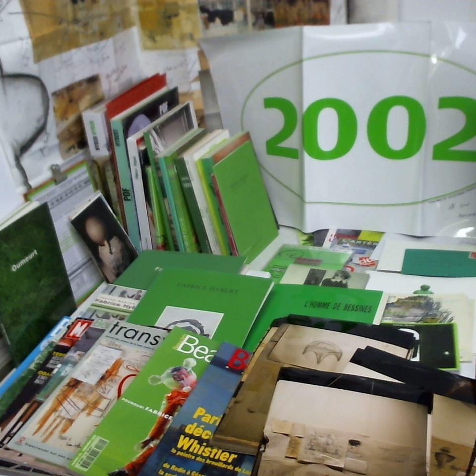 Hybert, Fabrice (Fabrice Hyber) - Sammlung von 40 Bchern, Katalogen und Zeitschriften, Ausstellungs-Einladungen, Postern sowie 30 Briefen bzw. Ansichtskarten und 41 Fotografien, Dokumenten und Materialien von und ber F. Hybert