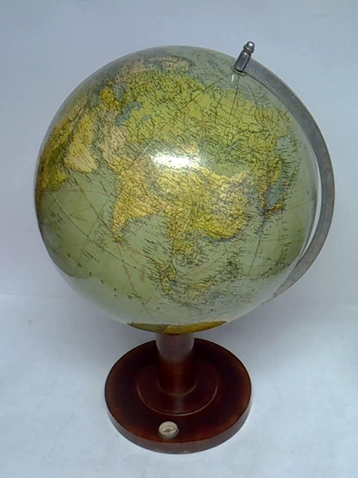 Modell 200 in 12 Segmenten und zwei Polkappen, politisch-physisch mit wirtschaftsgeographischen Eintragungen, Maßstab 1:40.000.000. Bearbeitet von O. Winkel