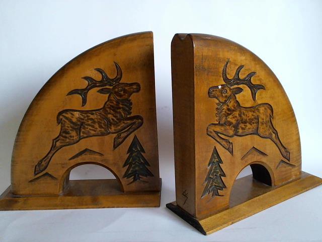 Buchsttzen - 2 Holzbuchsttzen mit geschnitzem Motiv Springender Hirsch, farbig verziert, auf flachen, geschraubten Holzsockeln