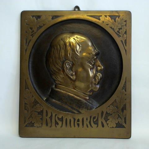 Bismarck, Otto von - Portrait-Relief im runden Ausschnitt - Mit Eichenlaub verzierte Metallplatte