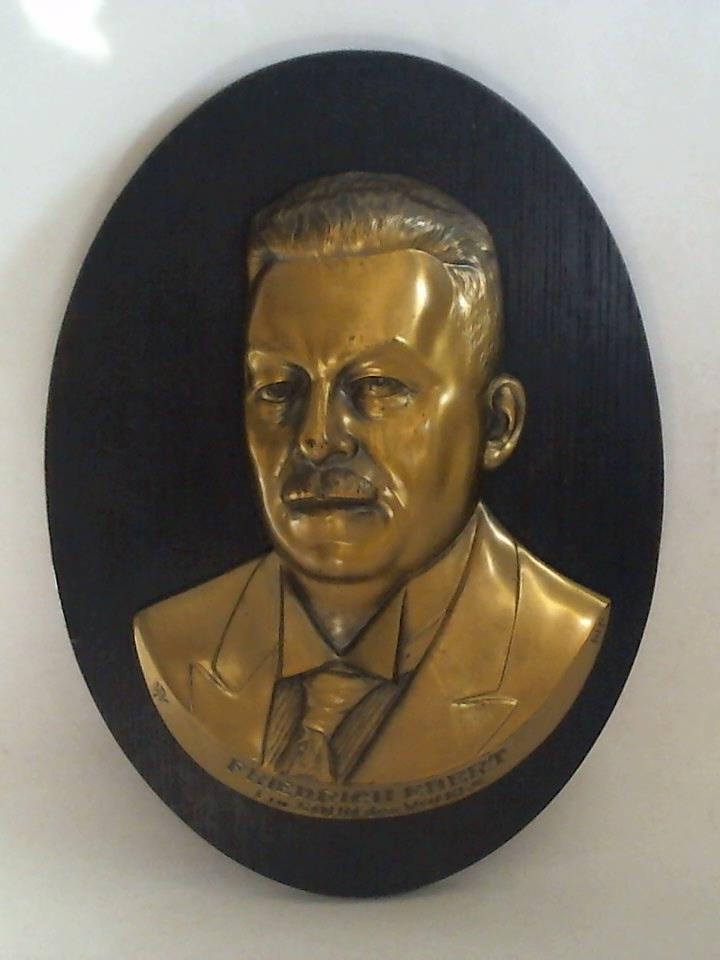 Friedrich Ebert - Ein Sohn des Volkes. Messing-Relief auf Holz montiert