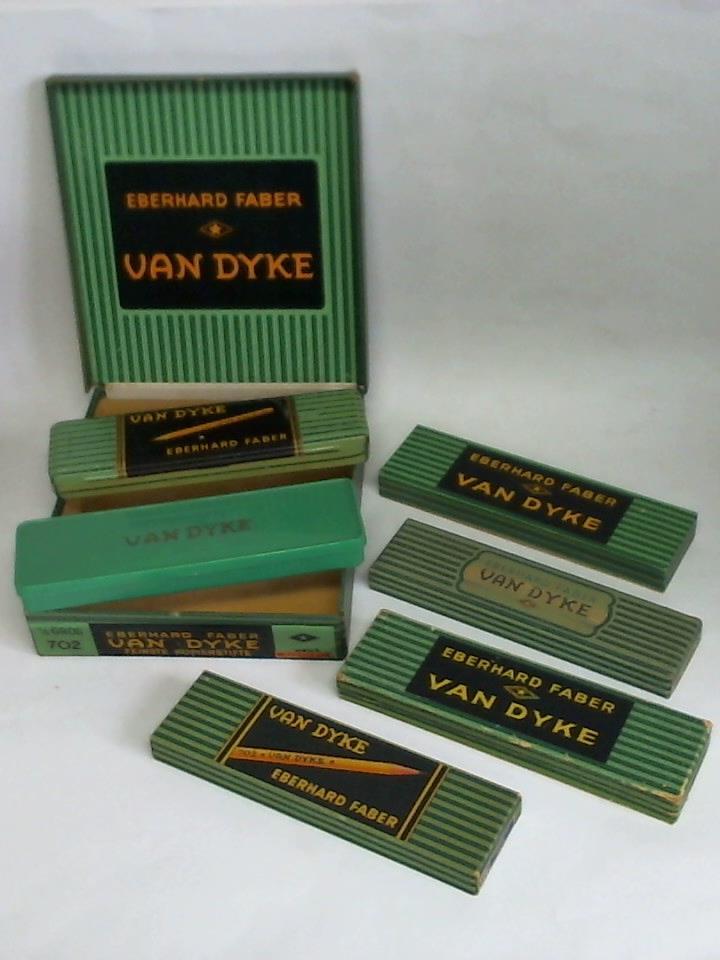 Van Dyke - Feinste Kopierstifte. Original Kartonschachtel '1/2 Gr. 702' mit 4 Pappschachteln, 1 Blechschachtel und einer Kunststoffschachtel sowie einigen Bleistiften