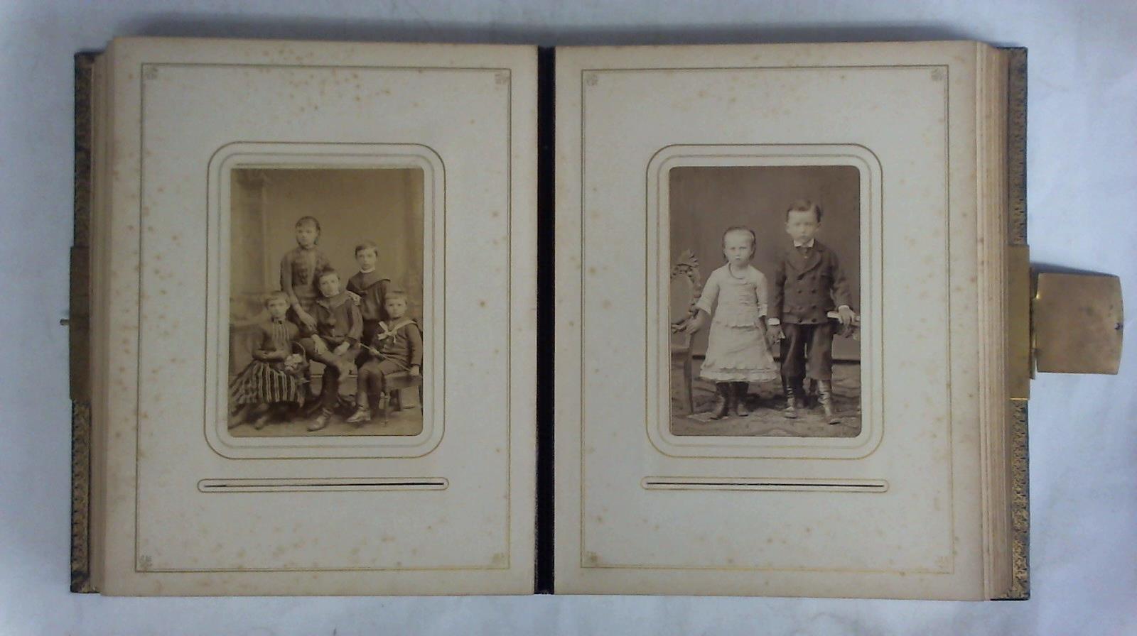 Berliner Atelier-Familienalbum mit 144 Fotografien