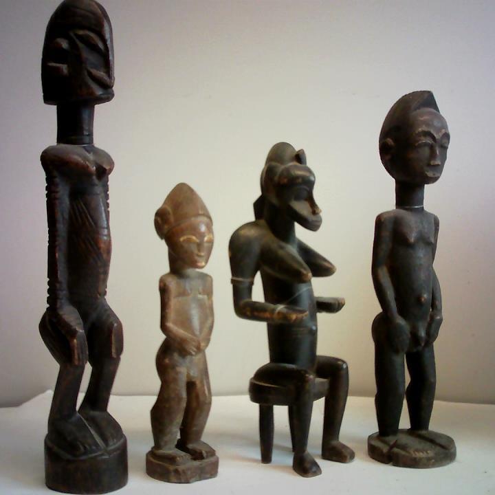 (Afrika-Sammlung) - 4 geschnitzte Ahnenfiguren aus Holz der Baule (Volk in der Elfenbeinkste) und Dogon (Volk aus Mali), daruter Gbekre (Mensch mit Affenkopf, Richter ber die Seelen im Jenseits)