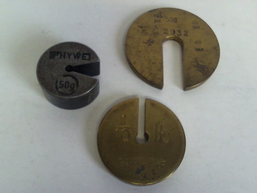 Gewichte - 3 verschiedene Messing- und Stahlgewichte in Scheibenform mit Aufsteckschlitzen