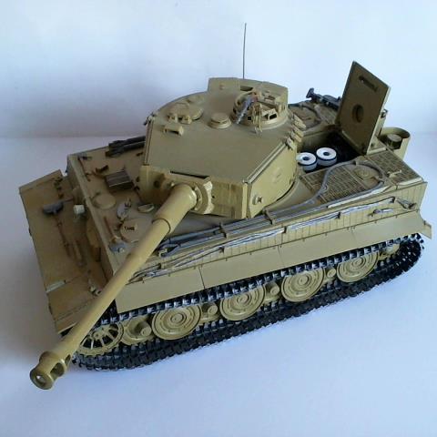 Tiger Panzer mit Metallketten im Mastab 1:16 - Modell mit Inneneinrichtung/Interieur und einige weiteren Metallteilen