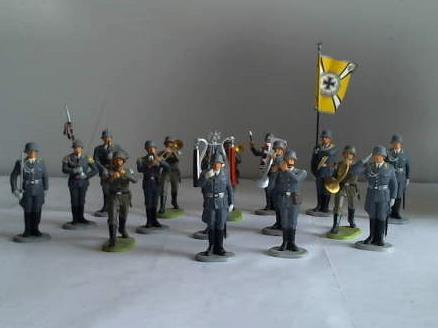 Hausser, O. & M. - Militrkapelle. Sammlung von 16 Kunststofffiguren der Luftwaffe / Wehrmacht
