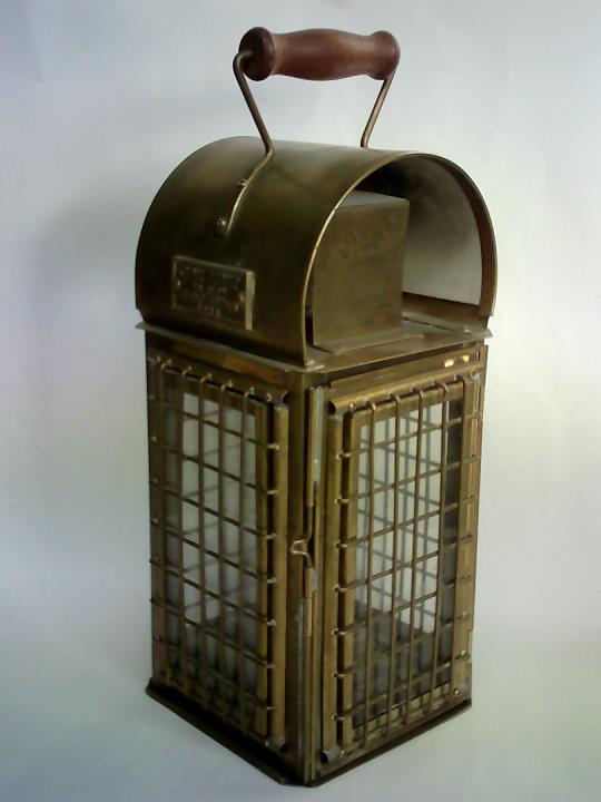 (Petroleumlampe) - Junk Light No. 2147 aus Messing / Brass Lantern