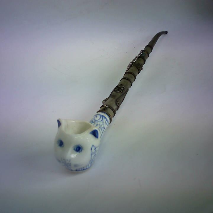 (Kiseru Tabakpfeife) - Pfeife mit Porzellankopf in Form einer Katze, blaue Unterglasur mit verziertem Metall-Mundstck
