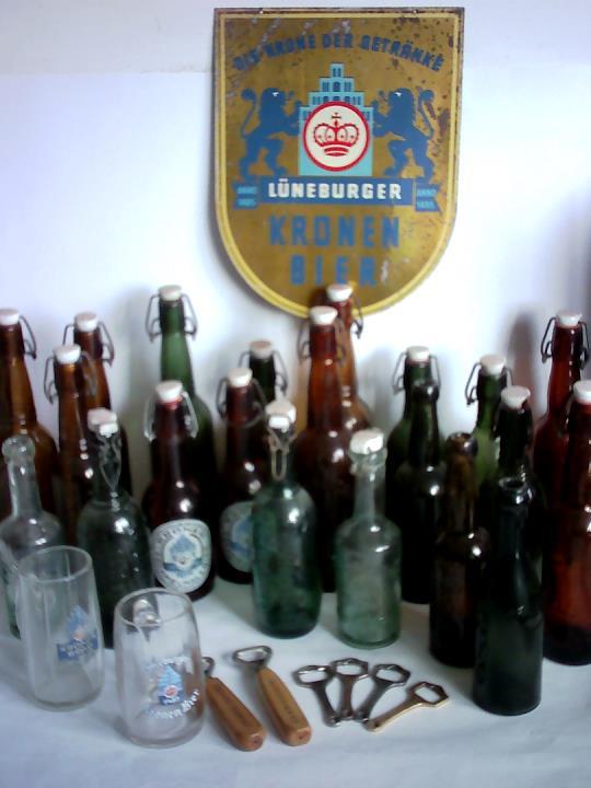 Lneburger Kronen Brauerei A.G., Lneburg (Hrsg.) - Sammlung von 4 Bierflaschen, 17 Bgelflaschen, 6 Flaschenffnern (davon 2 mit Holzgriff), 2 Bierkrgen aus Glas sowie 1 Blechschild Lneburger Kronen Bier. Anno 1485