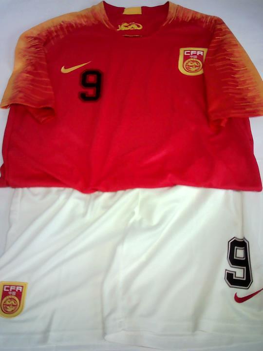 Chinesische Fuball-Verband CFA - Trikot, rot gelbgestreift und kurze Hose, wei, (Konfektionsgre XL), Nummer 9