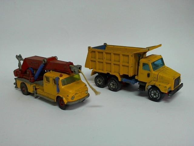 Siku GmbH, Ldenscheid (Hrsg.) - Mercedes Benz Kranwagen, V 293 / Volvo Sandkipper, 2514. Zusammen 2 Modellautos