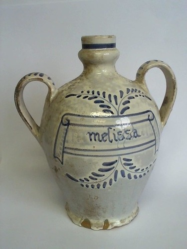 (Keramik) - Tonvase mit zwei Hnkeln, handbemalt mit weier Lasierung und blauen Verzierungen sowie Namenszug Melissa (Melisse)