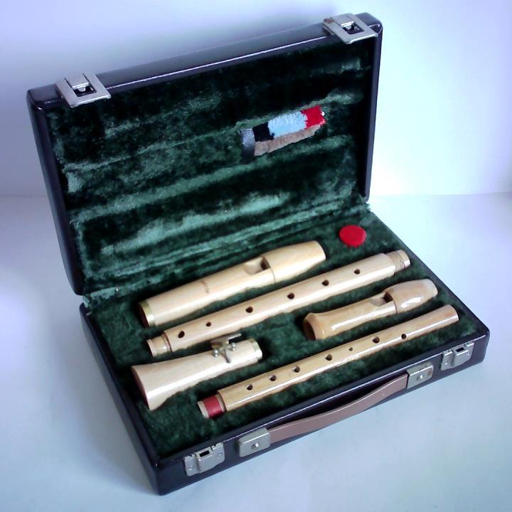 Moeck Musikinstrumente + Verlag GmbH, Celle (Hrsg.) - Ein Blockfltenset mit 2 Flten, 2 lbrsten und einer Dose Korkfett, zusammen im Duettkoffer (Sopran/Alt)