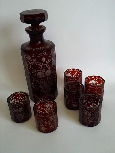 (Bhmisches Likrservice) - Glaskaraffe mit Verschlustpsel und 6 Glsern in robinrot mit geschliffenem Blumen-Dekor