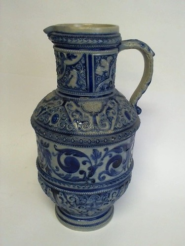 (Keramik) - Ansehnlicher Ton-Krug mit Relief verziert im blauen Dekor