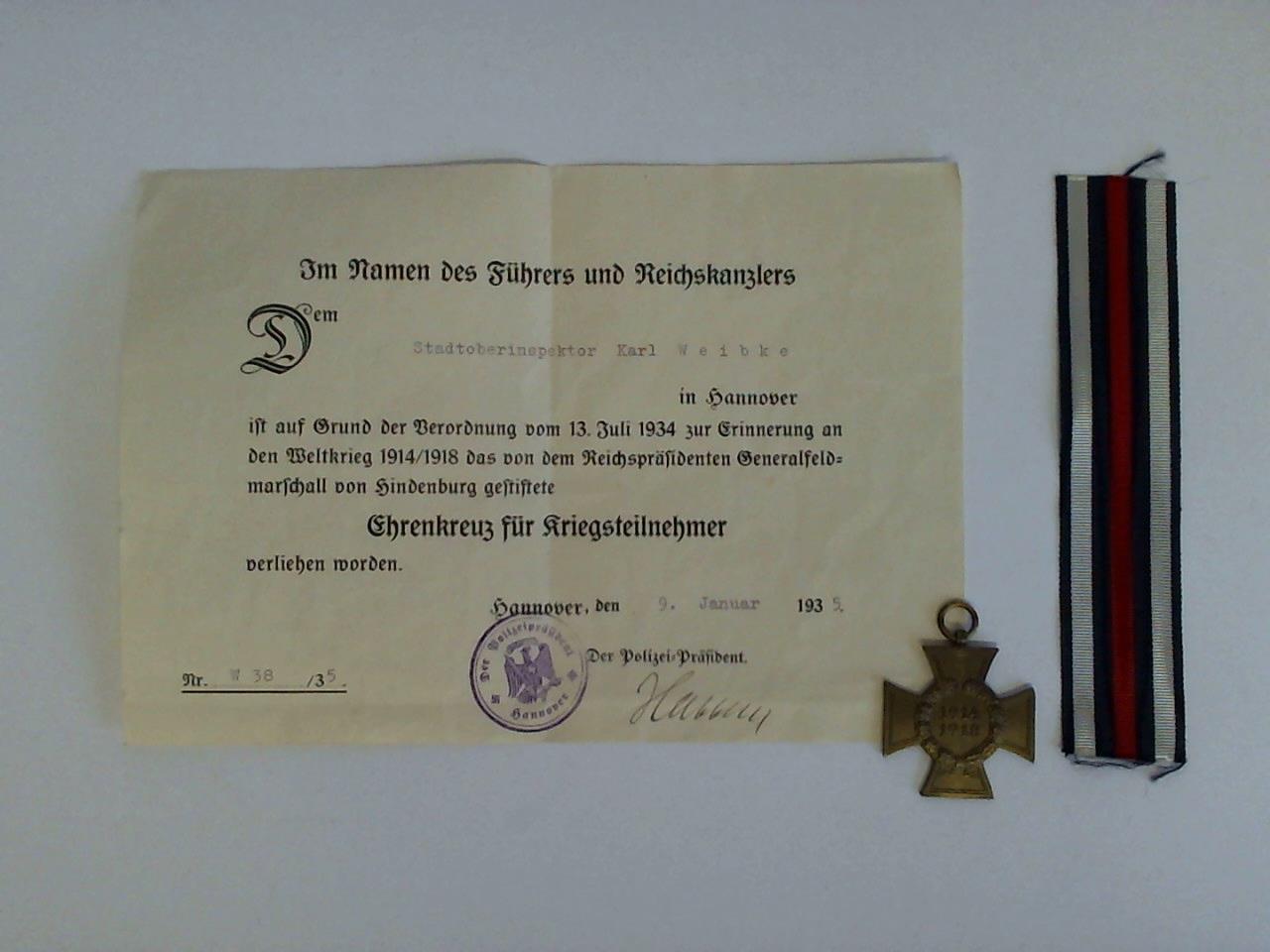 (Weltkrieg 1914 - 1918) - Ehrenkreuz fr Kriegsteilnehmer mit Band. Hersteller: P. & C. L., mit Verleihungsurkunde Im Name des Fhrers und Reichskanzlers, dem Stadtoberinspektor Karl Weibke in Hannover ist auf Grund der Verordnung vom 13. Juli 1934 zur Erinnerung an den Weltkrieg 1914/1918 das von dem Reichsprsidenten Generalfeldmarschall von Hindenburg gestiftete Ehrenkreuz fr Kriegsteilnehmer verliehen worden. Hannover, den 9. Januar 1935