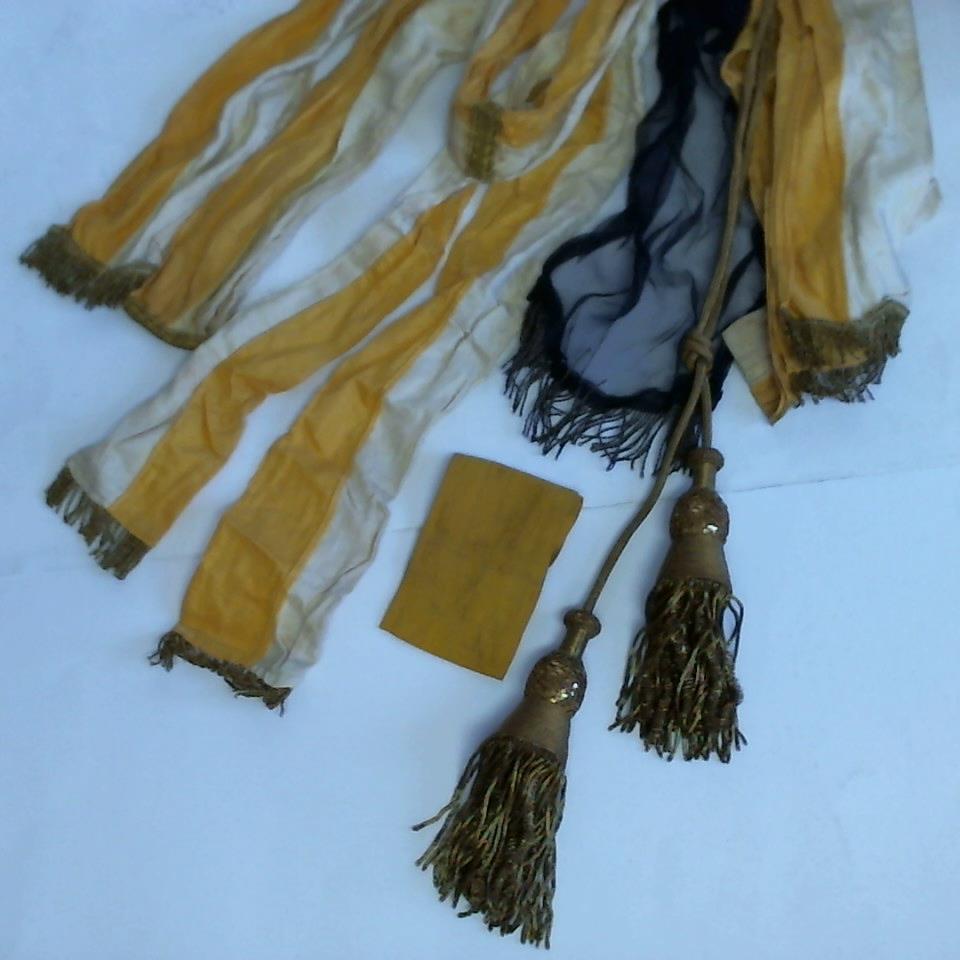 (Knigreich Hannover, 1814 - 1866) - Brustschrpe / 1 Armbinde / 2 Fahnenschrpen mit Fransen und Endstickerei / 2 Fahnenquaste in Luxusausfhrung / 1 schwarze Trauerschrpe aus Tll. Alle Stcke in den Farben Wei und Gelb, Armbinde nur in Gelb