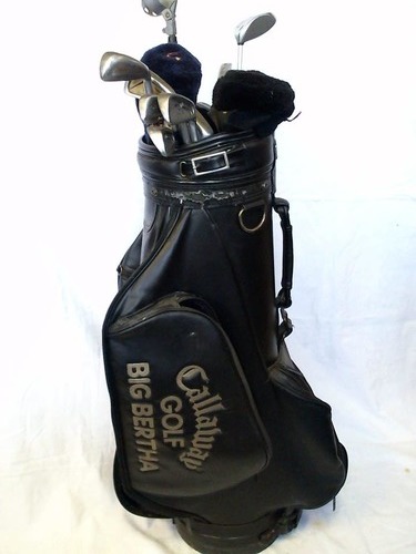 (Golfausrstung) - Callaway Golftragetasche (Carrybag) aus Leder mit Tragegriff und sechs Dividern, darin 13 Schlger und eine Golfballangel der Marken Pineapple, Gallaway und Wilson u.a.