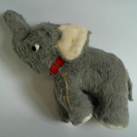(Plschtier / Stofftier) - Elefant mit erhobenem Rssel und rotem Halsband