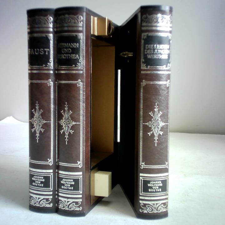 3 Goethe Bände: Faust/Hermann und Dorothea/Die Leiden des jungen Werther. Als Kunststoffkassette gefertigt mit Metalleinsatz. Eine mechanische Spieluhr ist integriert