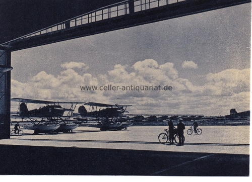 Adler, Der - Postkarte. Die groe Luftwaffen-Illustrierte. Flughafen an der Ostsee. Die Tore ffnen sich - die Flugzeuge stehen startbereit