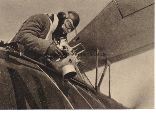Adler, Der - Postkarte. Die groe Luftwaffen-Illustrierte. Der Nahaufklrer ber seinem Ziel - die Arbeit mit der Handkammer beginnt