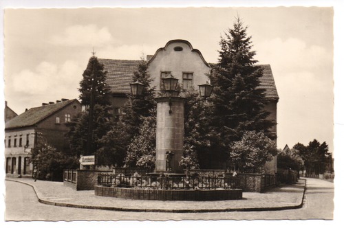 Grorschen-Mitte - Postkarte: Grorschen-Mitte (Niederlausitz) - Bergmannsbrunnen
