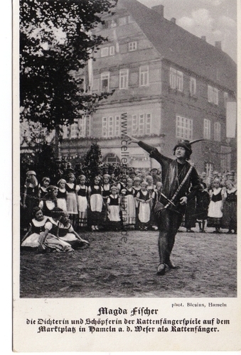 Hameln - Magda Fischer. Die Dichterin und Schpferin der Rattenfngerspiele auf dem Marktplatz in Hameln a. d. Weser als Rattenfnger