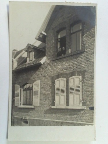 (Nasttten) - Postkarte: Huserfasade mit 2 aus dem Fenster schauenden Frauen