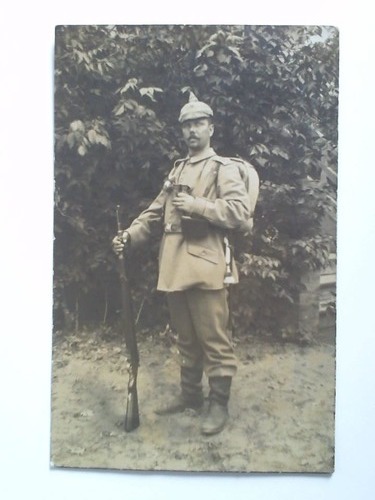 Erster Weltkrieg - Postkarte: Soldat mit Blumen am Rever