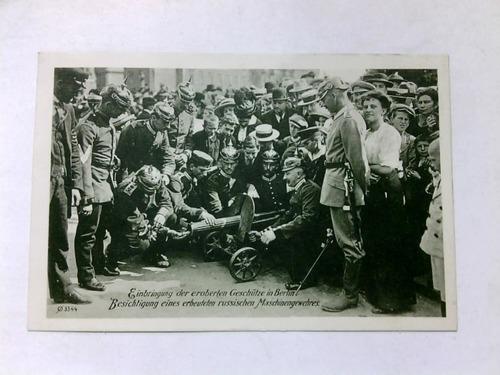 (Erster-Weltkrieg) - Einbringung der eroberten Geschtze in Berlin. Besichtigung eines erbeuteten russischen Maschinengewehres