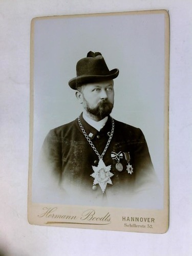 (Schtze-Hannover) - Mit Uniform und Orden