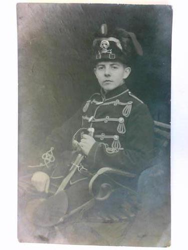 (Braunschweiger Husaren) - Kniebild eines jungen Soldaten. 1 original Fotografie als Feldpostkarte gelaufen nach Braunschweig 1916