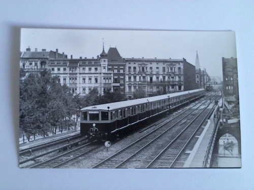 (Eisenbahn / Lokomotive) - Ansichtskarte: Sonderzug fhrt durch eine Stadt auf Eisenbahnbrcke